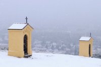 Silné sneženie vo štvrtok 9. decembra zasiahlo aj Nitru. Pohľad na Kalváriu