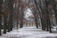 Silné sneženie vo štvrtok 9. decembra zasiahlo aj Nitru. Pohľad na Biskupský hostinec v parku na Sihoti