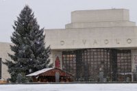 Silné sneženie vo štvrtok 9. decembra zasiahlo aj Nitru. Pohľad na stromček na Svätoplukovom námestí