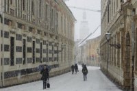 V Trnave neprestáva snežiť.