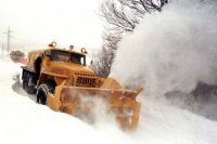 Fréza, ktorú  presunuli do okresu Košice-okolie z Nitry, sprejazdňuje cestu do Novačan.