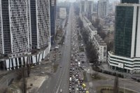 Dopravné zápchy, keď ľudia opúšťajú ukrajinskú metropolu Kyjev.