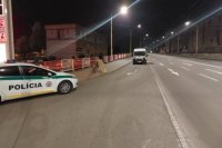 Na mieste činu boli viaceré policajné vozidlá, súdni znalci, kukláči aj vyšetrovatelia.