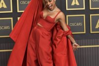 Ariana DeBoseová pózuje so soškou Oscara v kategórii najlepšia herečka vo vedľajšej úlohe v snímke West Side Story