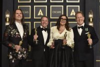 Zľava Bryon Howard, Clark Spencer, Yvett Merinová a Jared Bush získali sošku Oscara za najlepší animovaný film za snímku Encanto