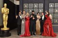 Zľava Eugenio Derbez, Sian Hederová, Marlee Matlinová, Troy Kotsur, Emilia Jonesová, Daniel Durant a Amy Forsythová pózujú so soškou Oscara v kategórii najlepší film za snímku CODA