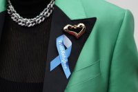 Diane Warrenová s modrou stužkou na podporu utečencov z Ukrajiny