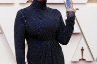 Jamie Lee Curtisová drží modrú stužku na podporu utečencov z Ukrajiny