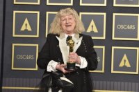 Jenny Beavanová získala sošku Oscara za najlepšie kostýmy vo filme Cruella