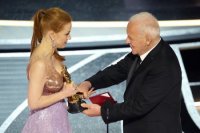 Jessica Chastainová pózuje so soškou Oscara v kategórii najlepšia herečka v hlavnej úlohe za snímku The Eyes of Tammy Faye