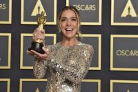 Sian Hederová pózuje so soškou Oscara za najlepší adaptovaný scenár k filmu CODA