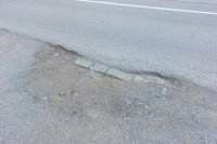 Takto na viacerých miestach vyzerá parkovacia zóna na Štefánikovej ulici.