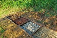 Chodník obsahuje najprv piesok, následne malé kamene, štrk, okrúhle kamene, mulčovaciu kôru a na záver šišky.