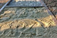 Chodník obsahuje najprv piesok, následne malé kamene, štrk, okrúhle kamene, mulčovaciu kôru a na záver šišky.