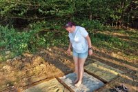 Sympatická operátorka Katka vyskúšala chodník medzi prvými.