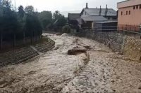 V Hermanovciach pri Prešove sa búrka vybláznila takto.