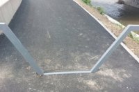 Tieto zábrany sú na trase dve, po zotmení môže byť miesto nebezpečné.