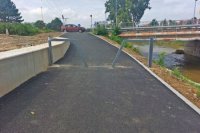 Stredom cyklisti prejdú bez problémov, ale niečo také si v Prešove na chodníku nepamätáme.