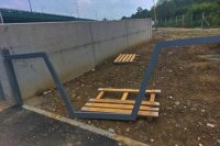 Ďalšia zábrana, tretia v poradí, ešte čaká pripravená na budúce osadenie.