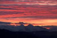 Odchádzajúci deň a Tatry z pohoria Pieniny