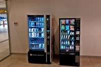 Nachádza sa hneď vedľa iného automatu na čipsy či cukrovinky.