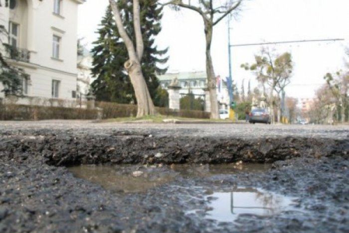 Ilustračný obrázok k článku Práce na povrchu a odvodnení vozovky v centre majú skončiť v apríli