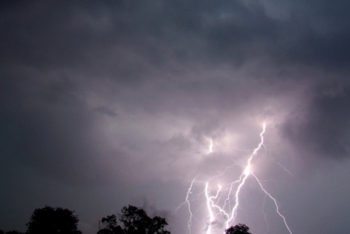 Ilustračný obrázok k článku Výstraha pre náš okres! Opäť nás potrápia dážď a búrky