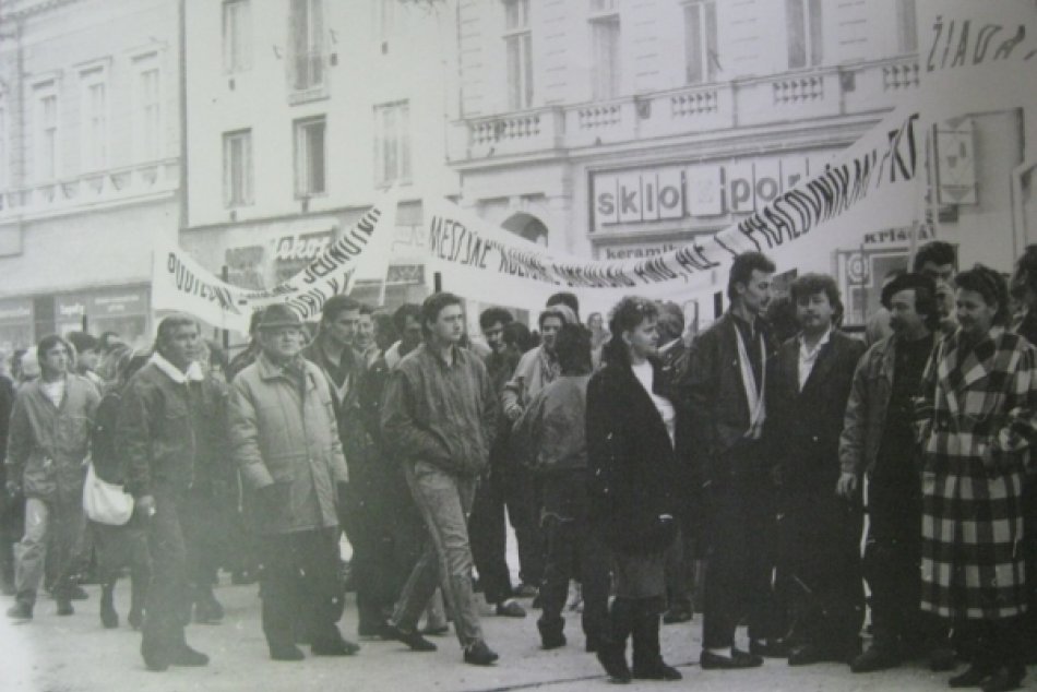 Ilustračný obrázok k článku DAB pripravuje výstavu k výročiu Nežnej revolúcie: Žiada verejnosť o spoluprácu