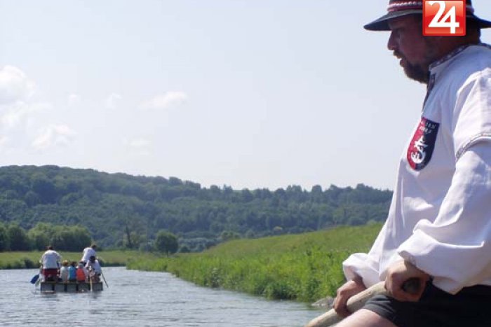 Ilustračný obrázok k článku Pltníci na Hrone? Žiadna turistická atrakcia, ale tvrdá drina!