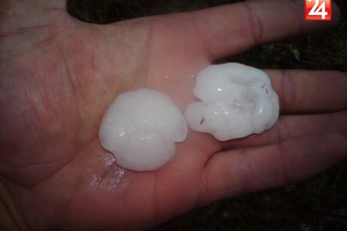 Ilustračný obrázok k článku Prietrž mračien v Beluji: Obcou sa prehnal lejak s krupobitím, voda zalievala pivnice