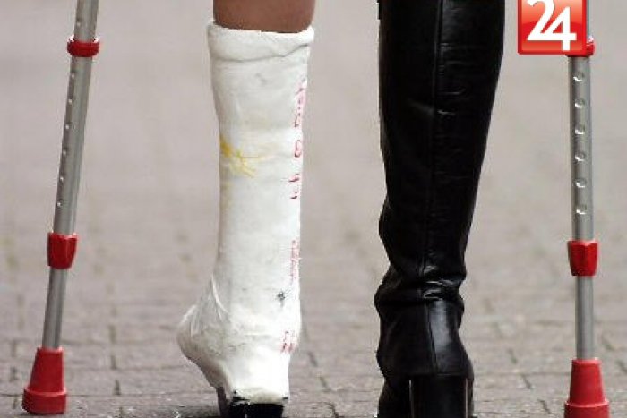 Ilustračný obrázok k článku Vodič prešiel autom chlapcovi (13) po nohe a zmizol: Polícia hľadá svedkov nehody