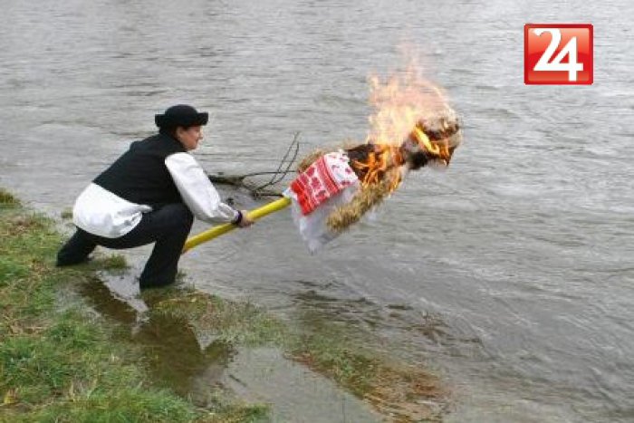 Ilustračný obrázok k článku Nitrania sa budú lúčiť so zimou tradične: Do rieky hodia Morenu