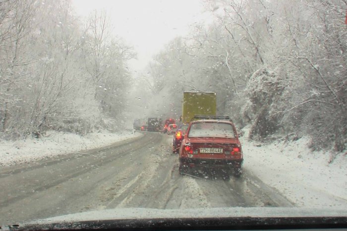 Ilustračný obrázok k článku Na R1 došlo k dvom haváriám. Dve rozbité autá! Šoférovali ženy (43) a (24)...