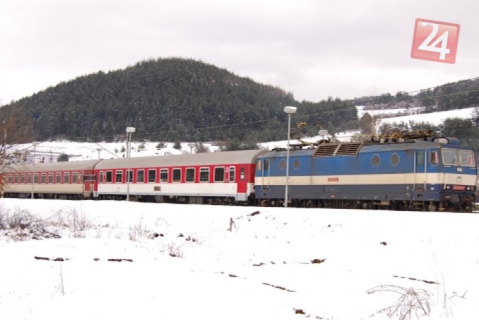 Ilustračný obrázok k článku Hrôza na železničnom priecestí: Do auta nabúral rýchlik, 2 mŕtvi!