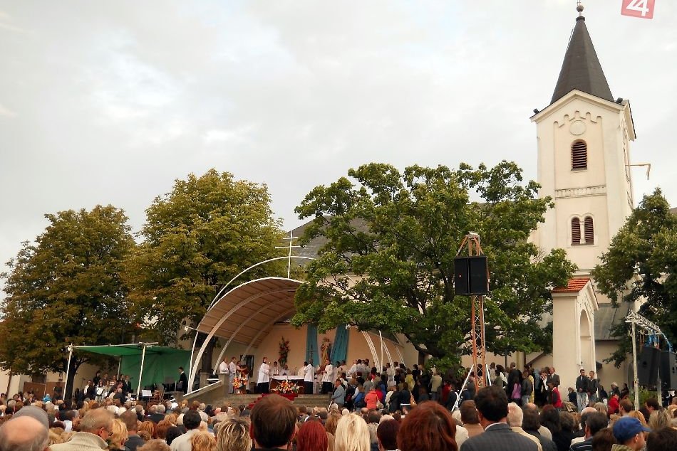 Ilustračný obrázok k článku Na púť do Nitry prinesú špeciálny misijný kríž: Sú v ňom uložené relikvie svätcov