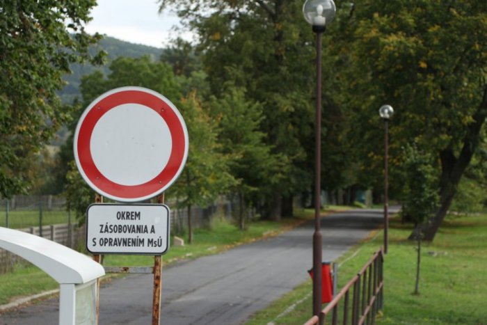 Ilustračný obrázok k článku Mesto voči neposlušným vodičom: Blokácia áut zátarasami