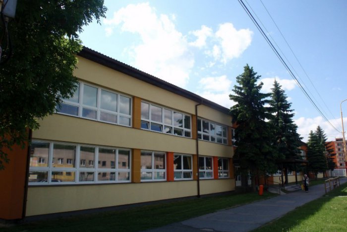 Ilustračný obrázok k článku Neobvyklá zábavka rodičov: Fixkou dočmárali dvere školy