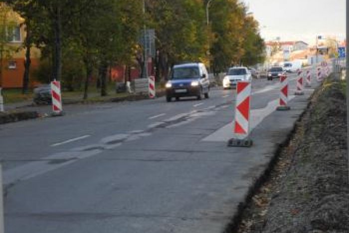 Ilustračný obrázok k článku Opravujú cestu okolo Horse. Primátor zohnal 140 tisíc z kraja