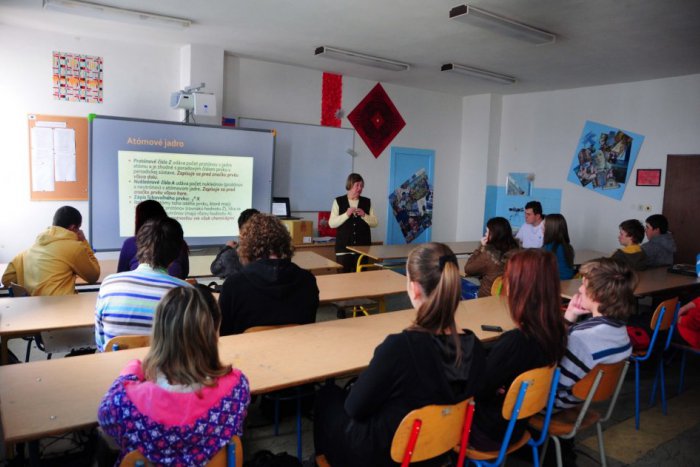 Ilustračný obrázok k článku Stredoškolákov je menej. Školy sú naplnené na 62 %