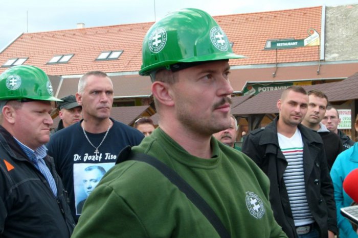 Ilustračný obrázok k článku Kotleba a búranie chatrčí v osade: Všetko je opäť inak!