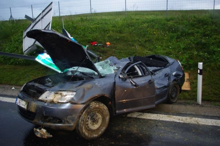 Ilustračný obrázok k článku Jedno z áut vošlo do križovatky na červenú: V centre mesta sa zrazil Passat s Toyotou