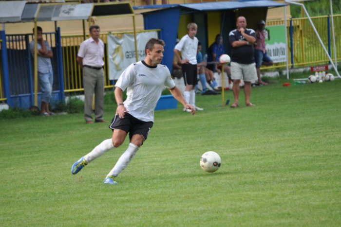 Ilustračný obrázok k článku Futbalisti Rožňavy prehrali už tretí domáci zápas: Diváci stále čakajú na víťazstvo