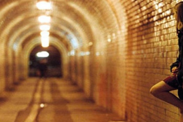 Ilustračný obrázok k článku Pobúrila verejnosť! Mladá žena (23) ukazovala prsia