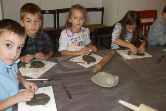 Ilustračný obrázok k článku Detičky sa zahrali na modelárov: Z hliny si spravili masky