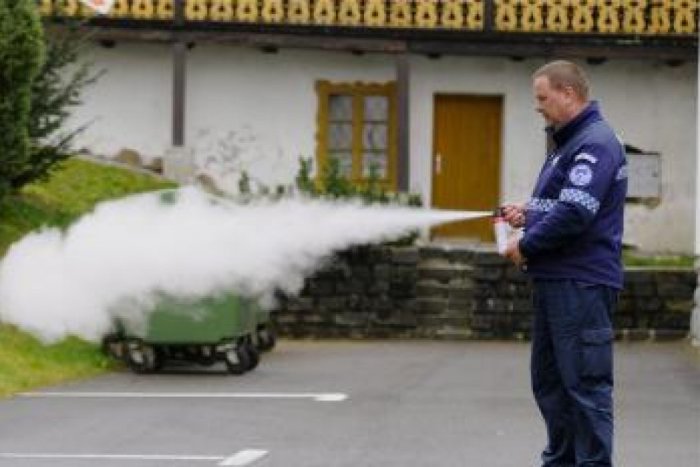 Ilustračný obrázok k článku Medvede sa pripravujú na zimný spánok. Od obydlí ich budú policajti plašiť sprejmi