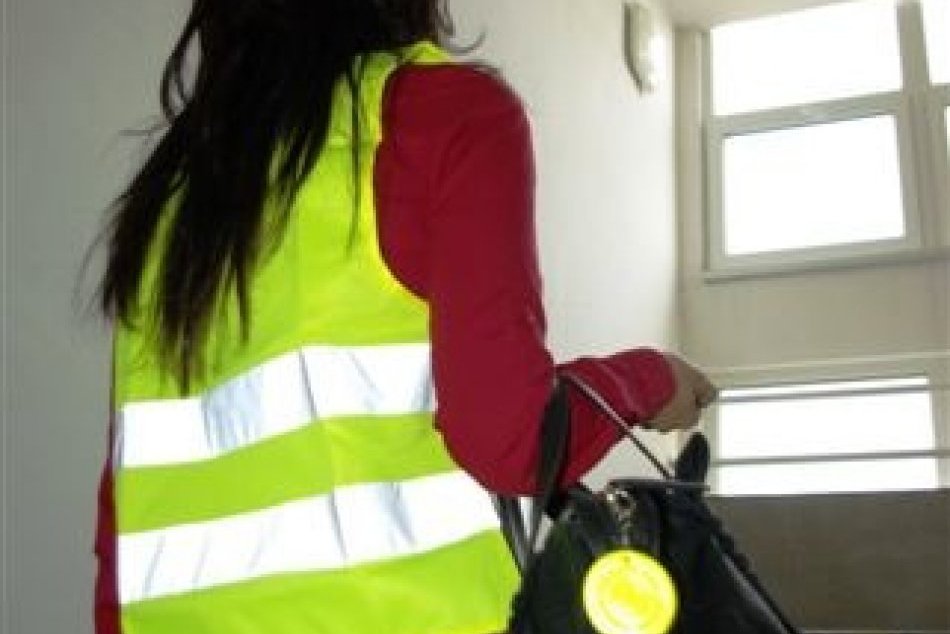 Ilustračný obrázok k článku Bezpečné sviatky: Policajti rozdávali pred kostolom reflexné prvky