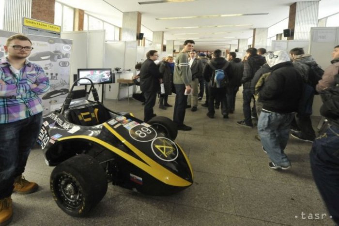 Ilustračný obrázok k článku STU si príde po stredoškolákov na formulách