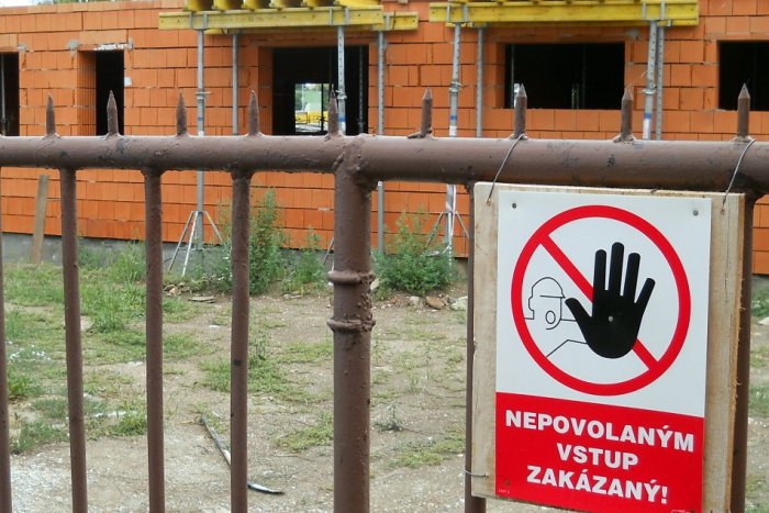 Ilustračný obrázok k článku Zdevastovanú budovu základnej školy chce mesto predať