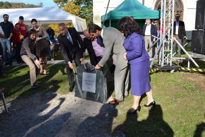 Ilustračný obrázok k článku Začala sa rekonštrukcia veže Budatínskeho hradu