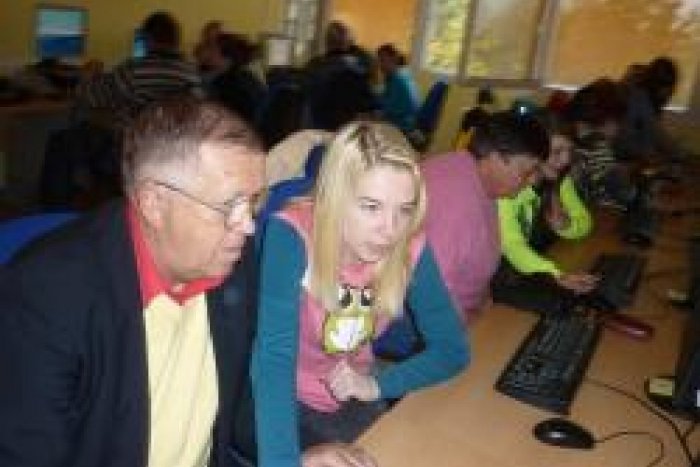 Ilustračný obrázok k článku Dôchodcovia idú s dobou: Deviatačky ich naučili posielať maily